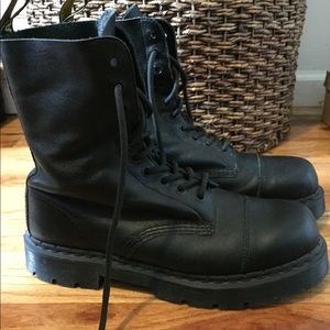 SOLD Like New Men’s Black Doc Martens
